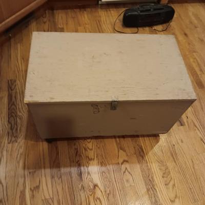 WOODEN TOOL CHEST ON WHEELS