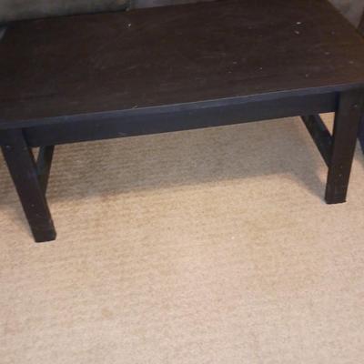 BENCH WITH STORAGE, TABLE LAMP AND SMALL COFFEE TABLE
