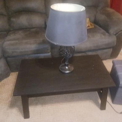 BENCH WITH STORAGE, TABLE LAMP AND SMALL COFFEE TABLE
