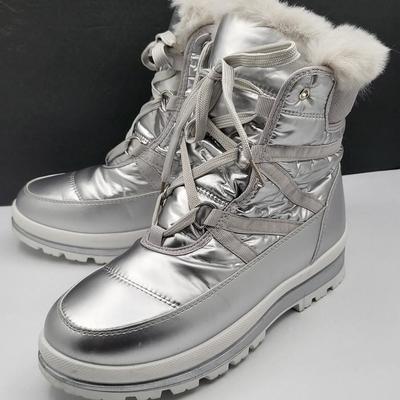 Woman's Silver & Fur Lined Winter Boots Size 9