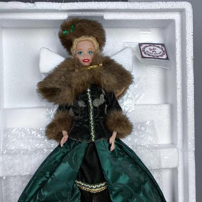 porcelain: HOLIDAY CAROLER BARBIE 