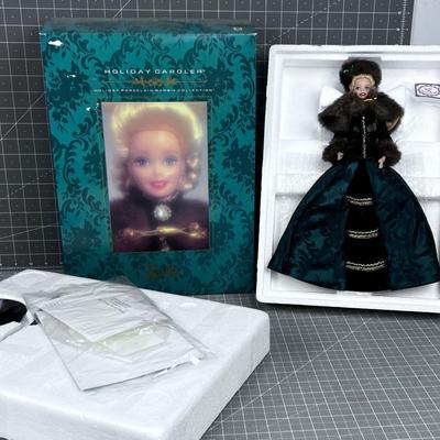 porcelain: HOLIDAY CAROLER BARBIE 