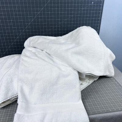 6 Towels - Large Lot of Beach WHITE Bath Towels Hardly Used