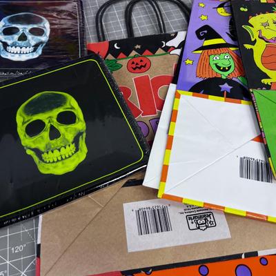 Halloween Gift bags and Paper Plates (skulls) for the PARTY! 