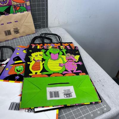 Halloween Gift bags and Paper Plates (skulls) for the PARTY! 