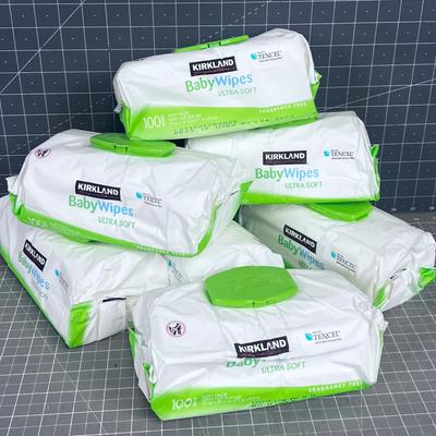 7 Packages of 100 KIRKLAND Baby Wipes