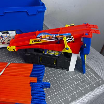 WOW! HOT WHEELS  2 kits and Track and Accessories, 