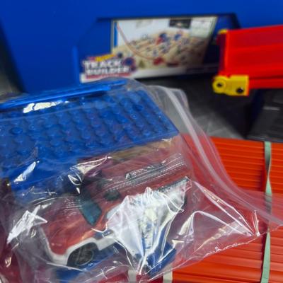 WOW! HOT WHEELS  2 kits and Track and Accessories, 