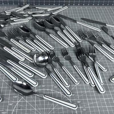 Pfaltzgraff Flatware Plastic and Metal Handle with Red/Green Stripe