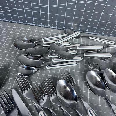Pfaltzgraff Flatware Plastic and Metal Handle with Red/Green Stripe
