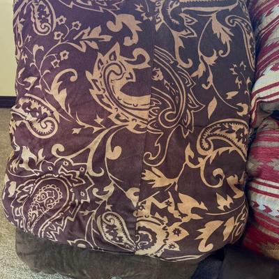 Queen Comforter, with Bed Skirt and four pillows.