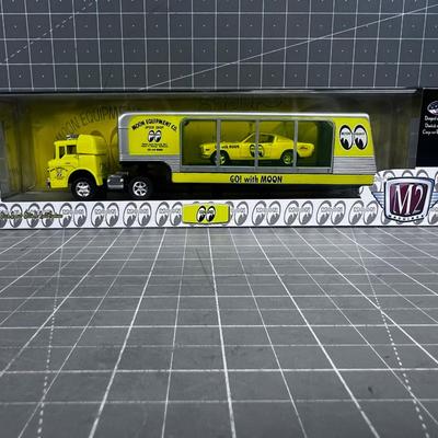 Yellow, Auto Hauler Scale 1:64  New in the Box Moon Equipment