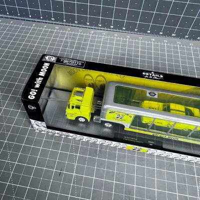 Yellow, Auto Hauler Scale 1:64  New in the Box Moon Equipment