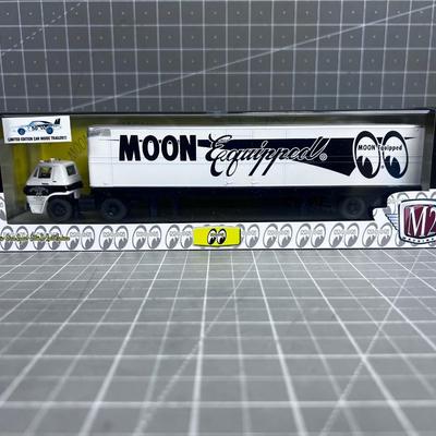 Silver, Auto Hauler Scale 1:64  New in the Box Moon Equipment