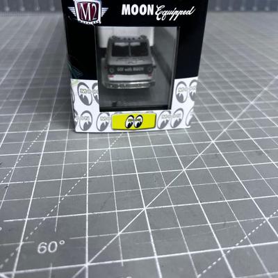 Silver, Auto Hauler Scale 1:64  New in the Box Moon Equipment