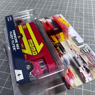 Hot Wheel Momo Porsche 962 Fleet Flyer NEW on the Card