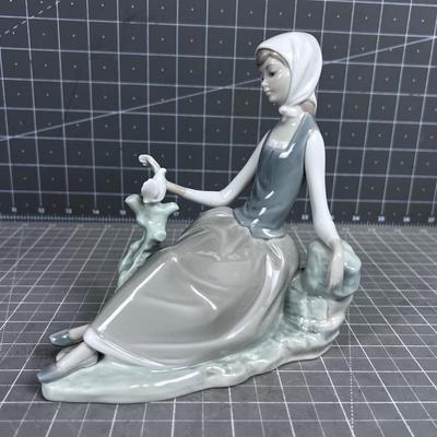 LLADRO #4660 "Shepardess"
