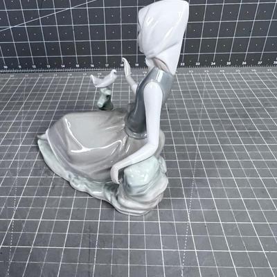 LLADRO #4660 "Shepardess"