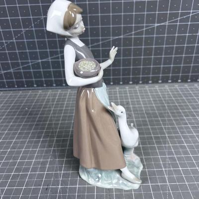 LLADRO #1052 "Girl Feeding Goose"
