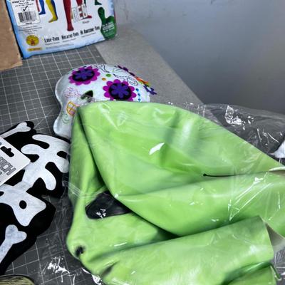 Lot of Halloweens Stuff 