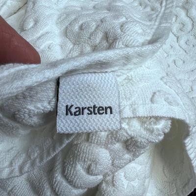 White Sculpted Bath Towels (4) Like New 