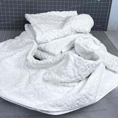 White Sculpted Bath Towels (4) Like New 