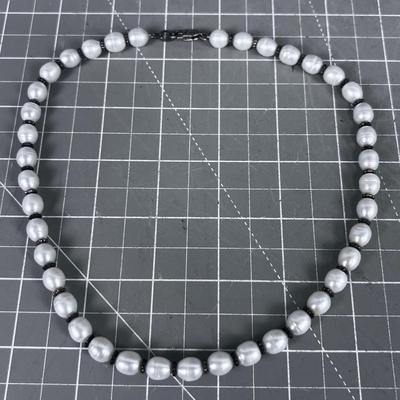 Choker Pearls with a Rosette Between the Pearls - PRETTY