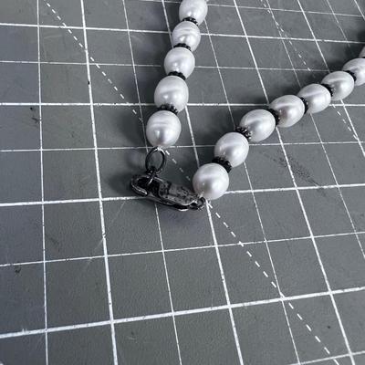 Choker Pearls with a Rosette Between the Pearls - PRETTY