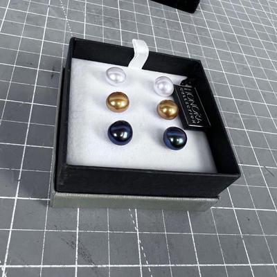 HONORA 3 Sets of Pearl Earrings. 