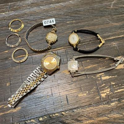 Set of 4 watches