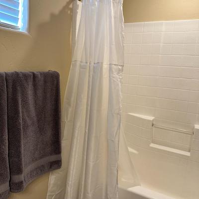 Bathroom set (towels, showercurtain, jar, etc)