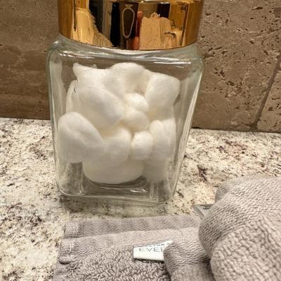 Bathroom set (towels, showercurtain, jar, etc)