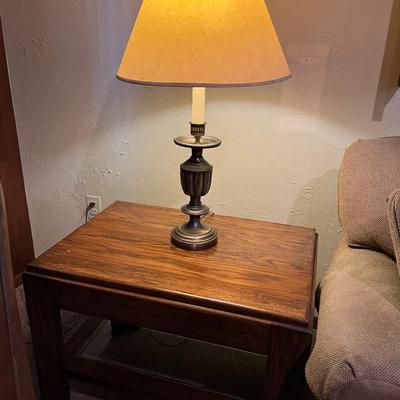 Wood End Table w/ Lamp 22.5" x 20.5" x 29"