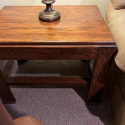 Wood End Table w/ Lamp 22.5" x 20.5" x 29"