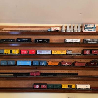 Misc HO Train Lot w/ Wood Wall Display