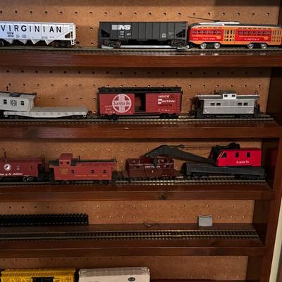 Misc HO Train Lot w/ Wood Wall Display