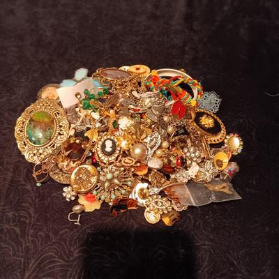 NICE SIZE PILE OF BROKEN JEWELRY OR SINGLE EARRINGS
