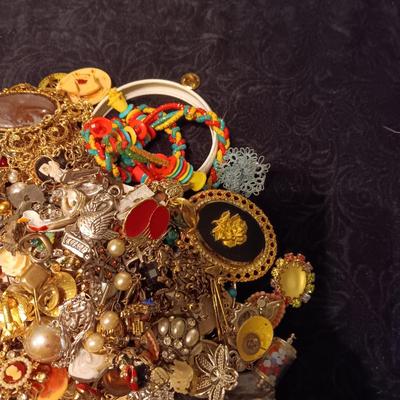 NICE SIZE PILE OF BROKEN JEWELRY OR SINGLE EARRINGS