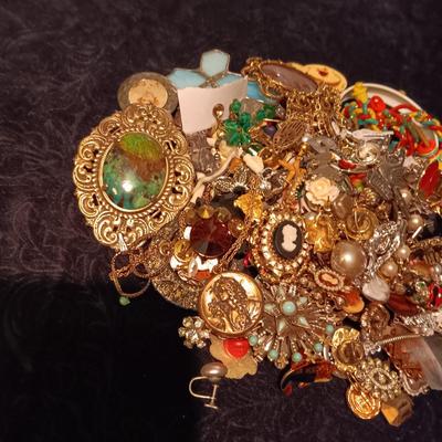 NICE SIZE PILE OF BROKEN JEWELRY OR SINGLE EARRINGS