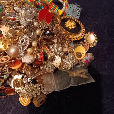 NICE SIZE PILE OF BROKEN JEWELRY OR SINGLE EARRINGS