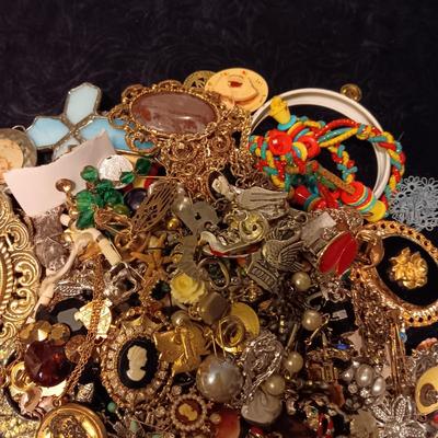NICE SIZE PILE OF BROKEN JEWELRY OR SINGLE EARRINGS