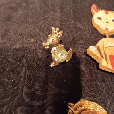 FUN PINS & PENDANTS