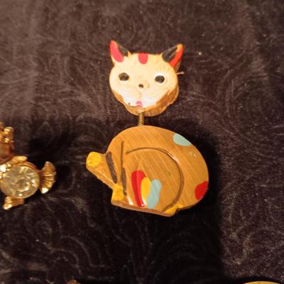 FUN PINS & PENDANTS