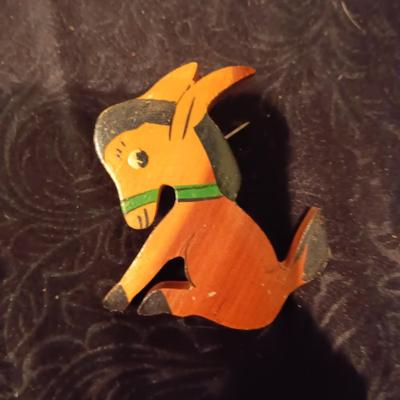 FUN PINS & PENDANTS