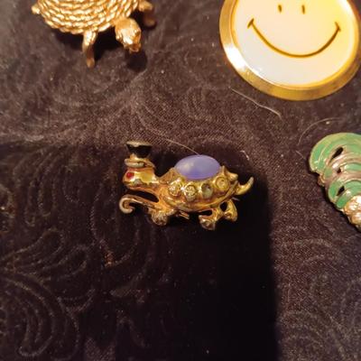 FUN PINS & PENDANTS