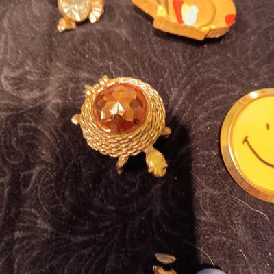 FUN PINS & PENDANTS