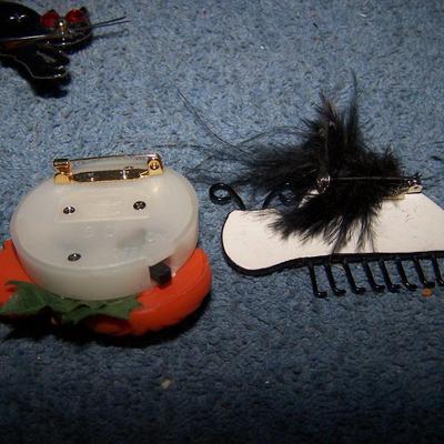 LOT 7 GREAT HALLOWEEN PINS