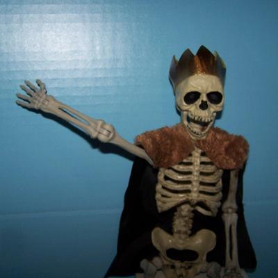 LOT 9 SPOOKY SKELETONS