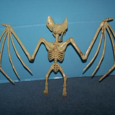 LOT 9 SPOOKY SKELETONS