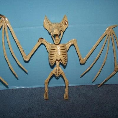 LOT 9 SPOOKY SKELETONS